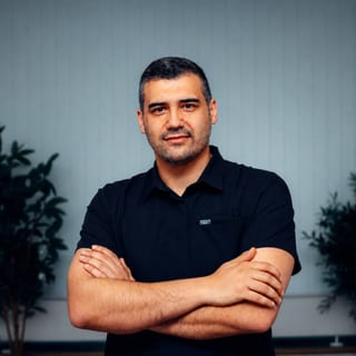 Porträt von Omar Saoud, Arzt in Weiterbildung im Augencentrum Mülheim