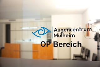 OCT-Gerät zur Netzhautuntersuchung im Diagnostikraum, daneben ein Bild einer Netzhautaufnahme